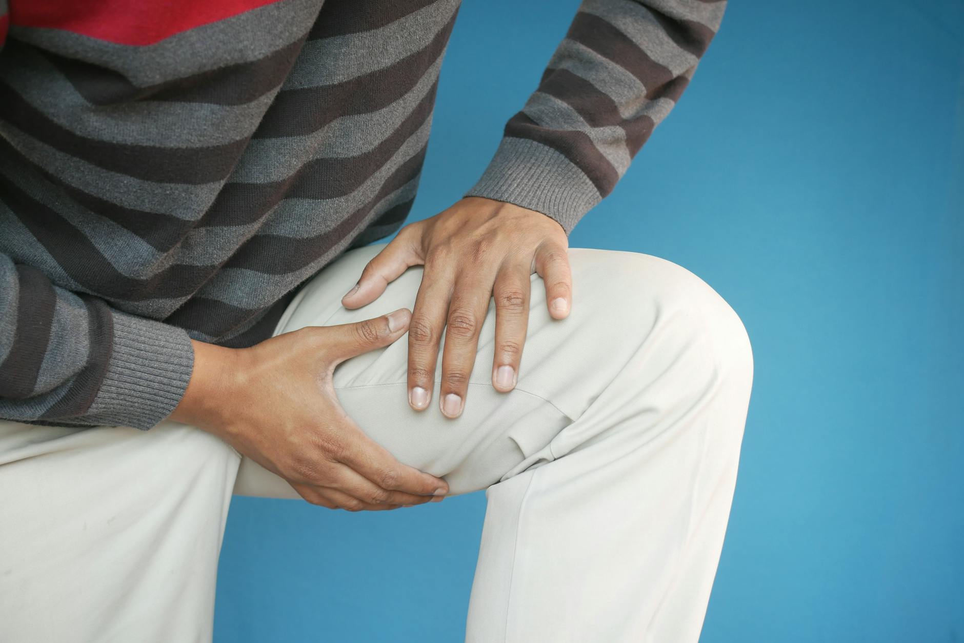 Close-up of knee pain showing why patients seek knee replacement alternatives
