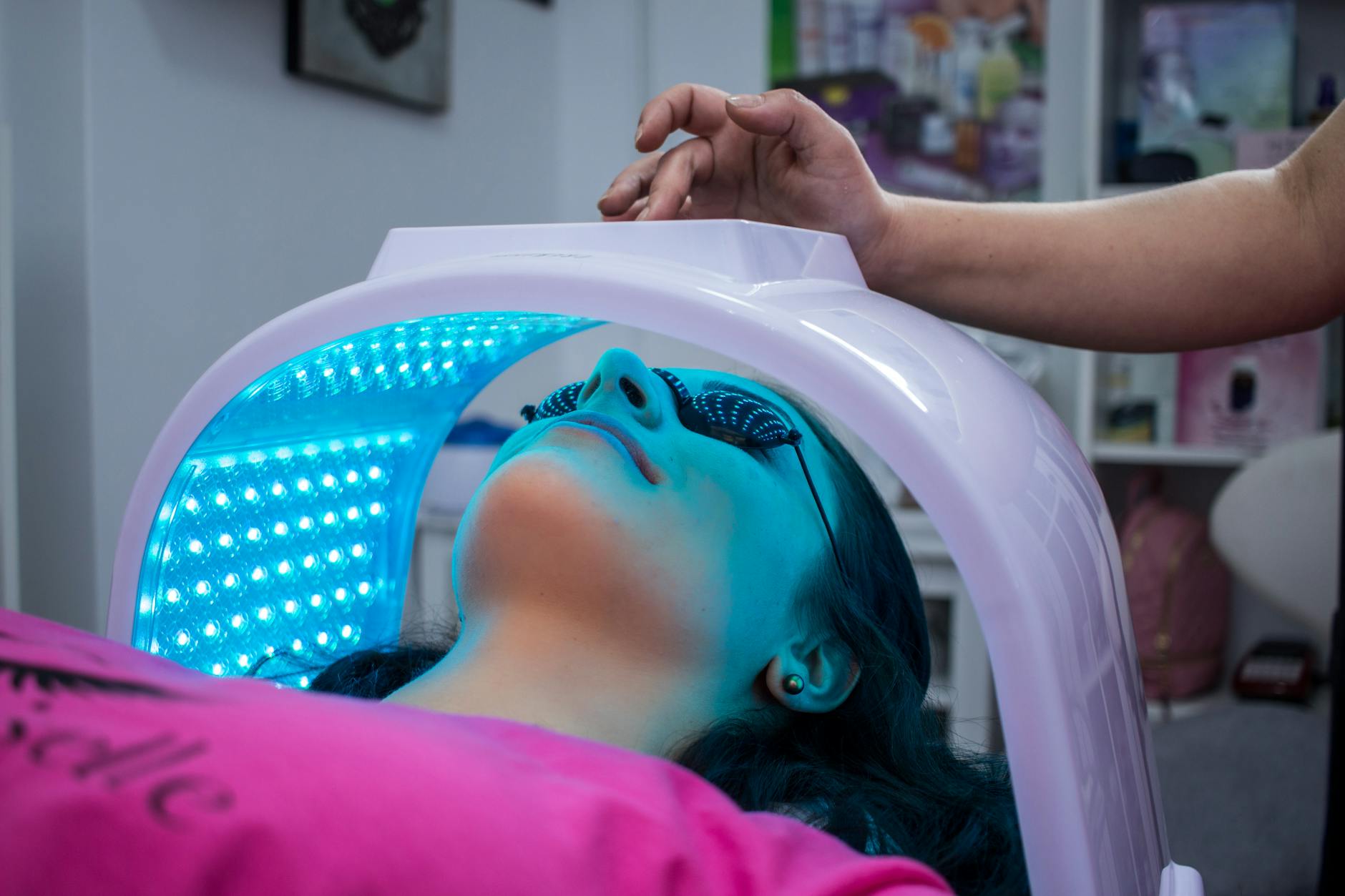 Does Red Light Therapy Actually Tighten Skin? A Plain-English Look at the Research