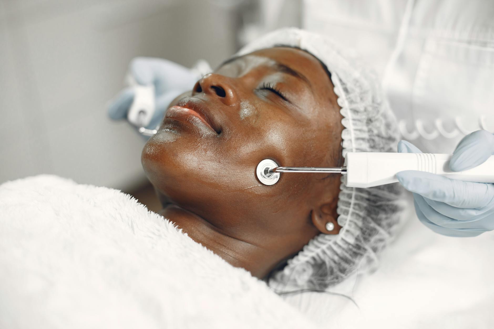 What Is EMS Microcurrent Therapy? How It Tones Facial Muscles Without Surgery