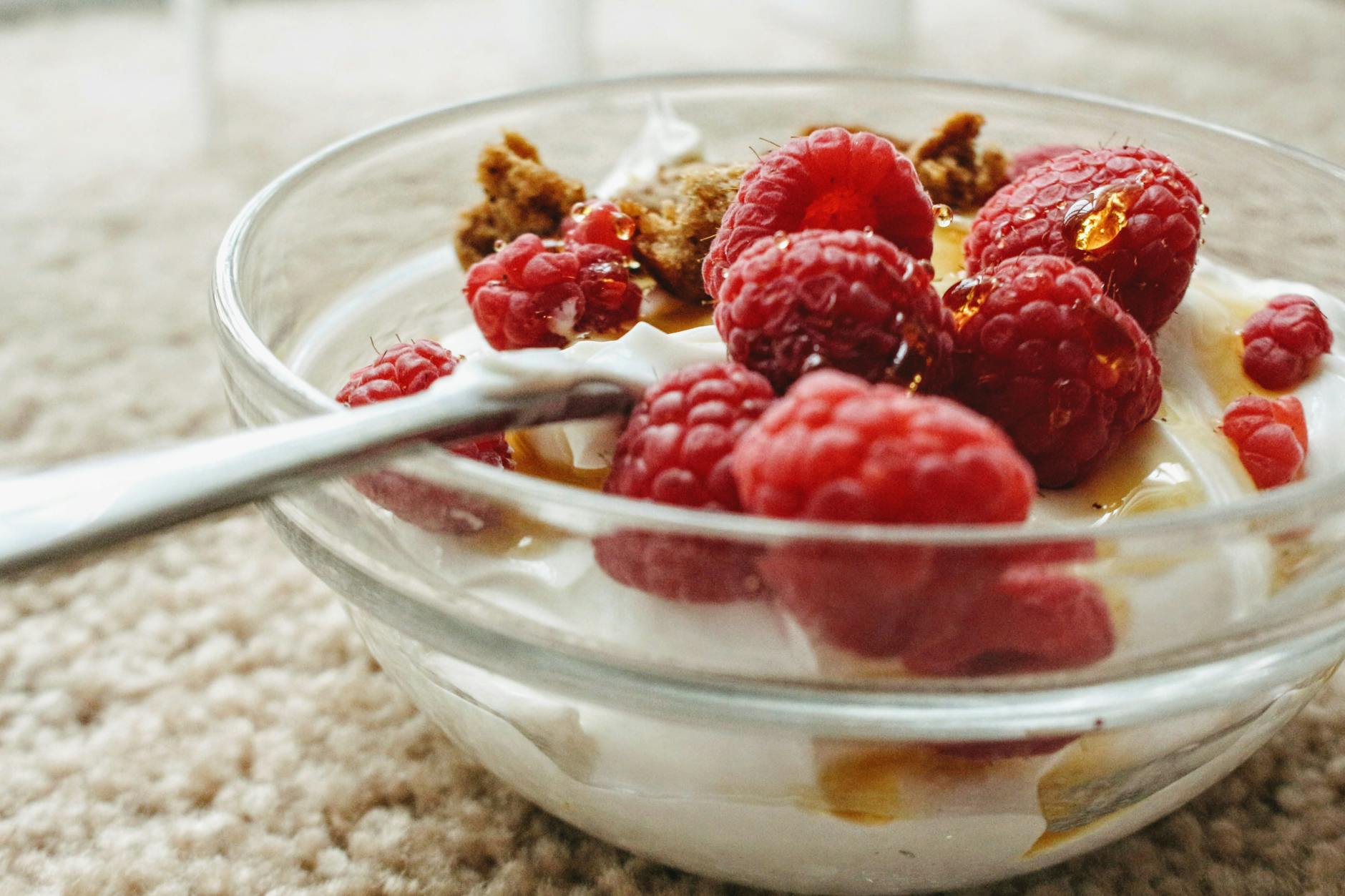 Healthy Gut Foods Yogurt Berries Probiotic Bowl of creamy yogurt topped with fresh raspberries and honey — a probiotic-rich food for gut health