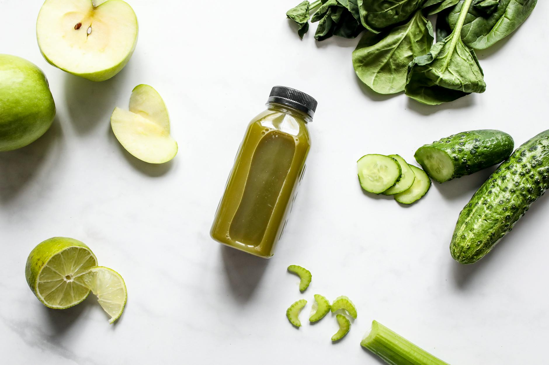 Green Juice and Liver-Supporting Vegetables 2026 Fresh green juice made with spinach, cucumber, apple, and lime — foods good for liver health