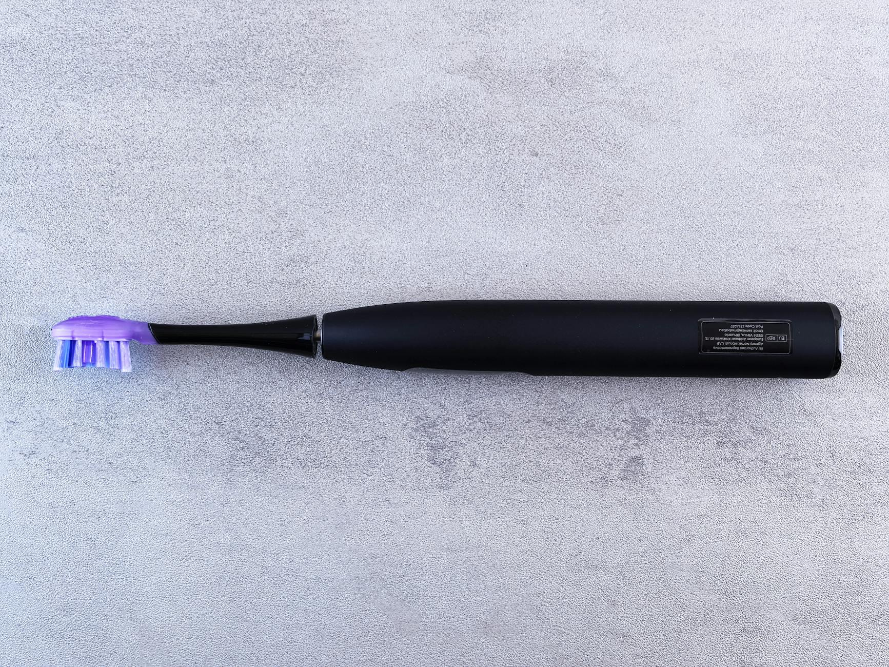 Electric Toothbrush Technology for Plaque Removal 2026 Close-up of a modern electric toothbrush illustrating advanced toothbrush technology for plaque removal