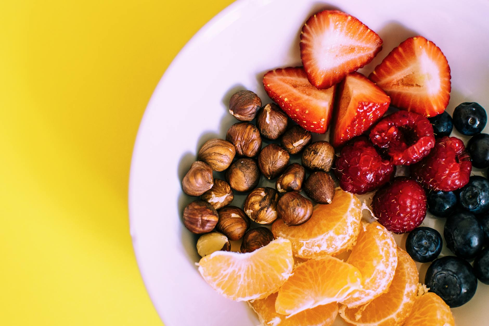 Bowl of fresh fruits and nuts — ideal car-friendly road trip snack options