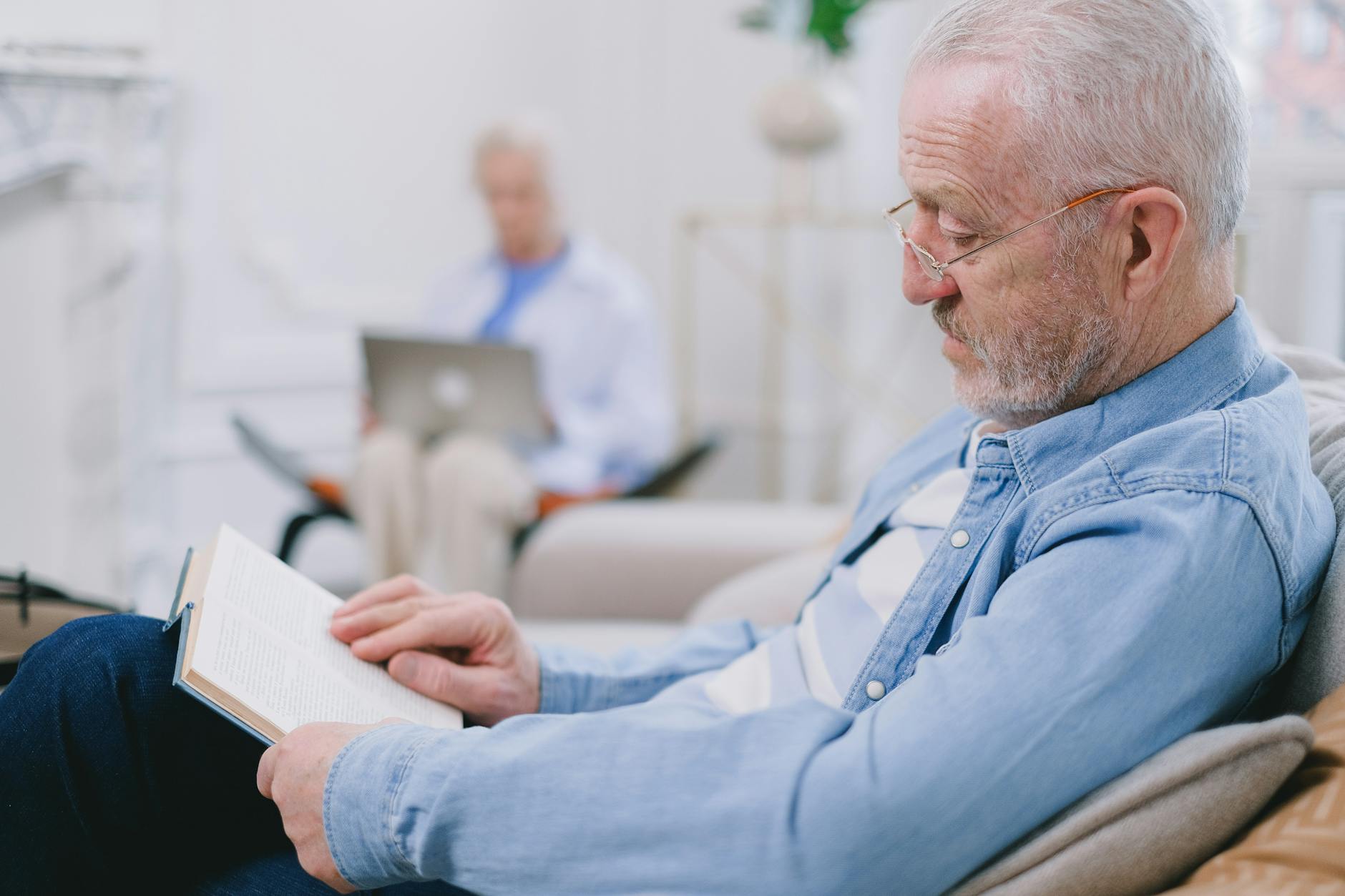 Aging in Place Home Tips — Comfortable Living Spaces 2026 Elderly man reading comfortably at home — an example of ergonomic aging in place home tips