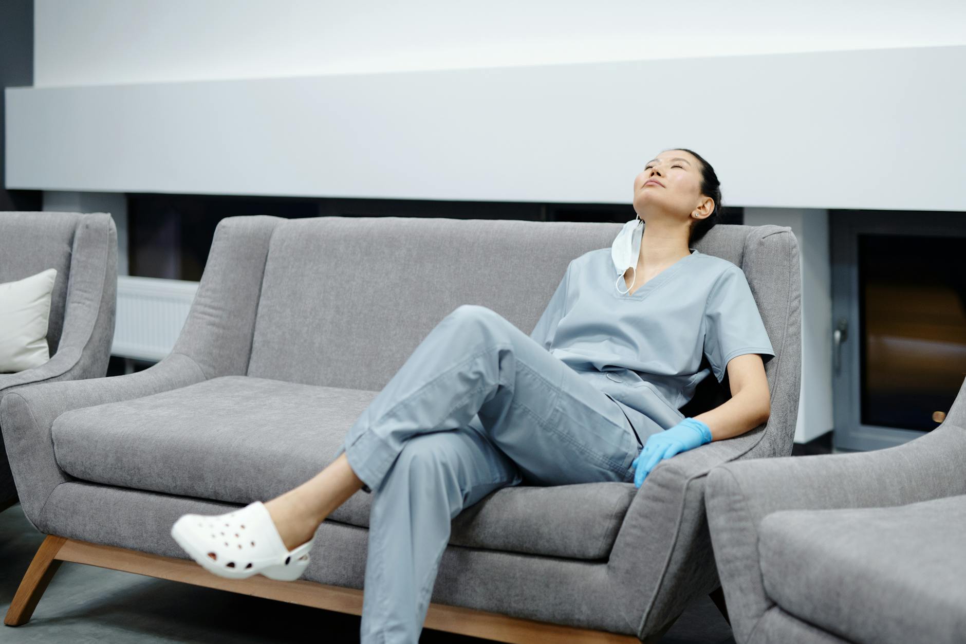 Standing on Your Feet All Day: How It Damages Your Body Over Time and What Actually Helps