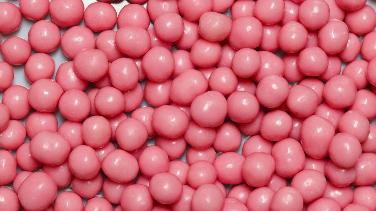 Close-up of round sugar-free mints representing xylitol gum and mint delivery methods